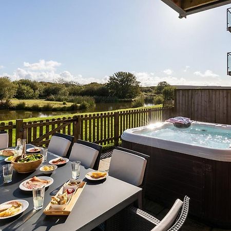 Retallack Resort & Spa Padstow Exterior foto A hot tub at a UK holiday park