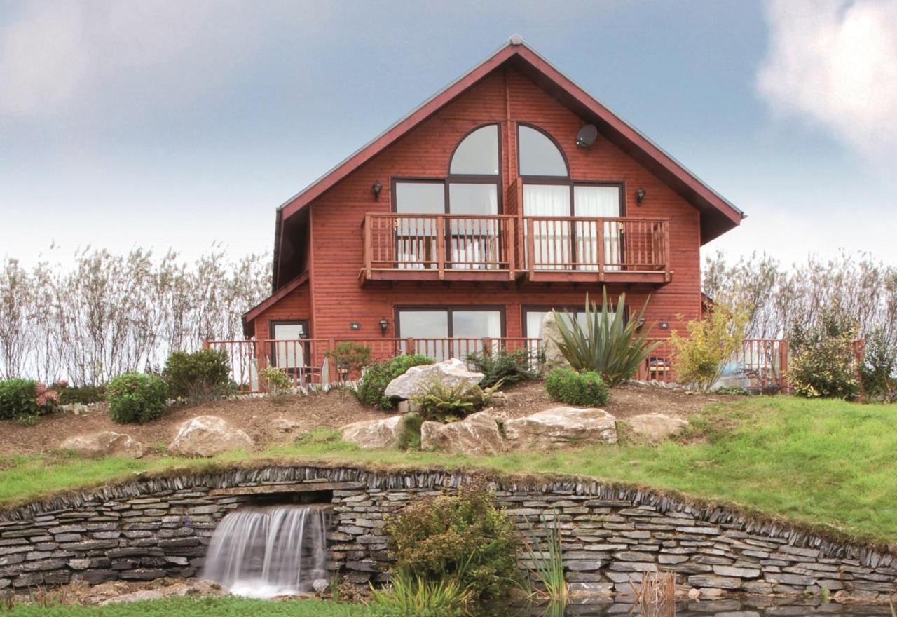 Retallack Resort & Spa Padstow Exterior foto A log cabin in the UK