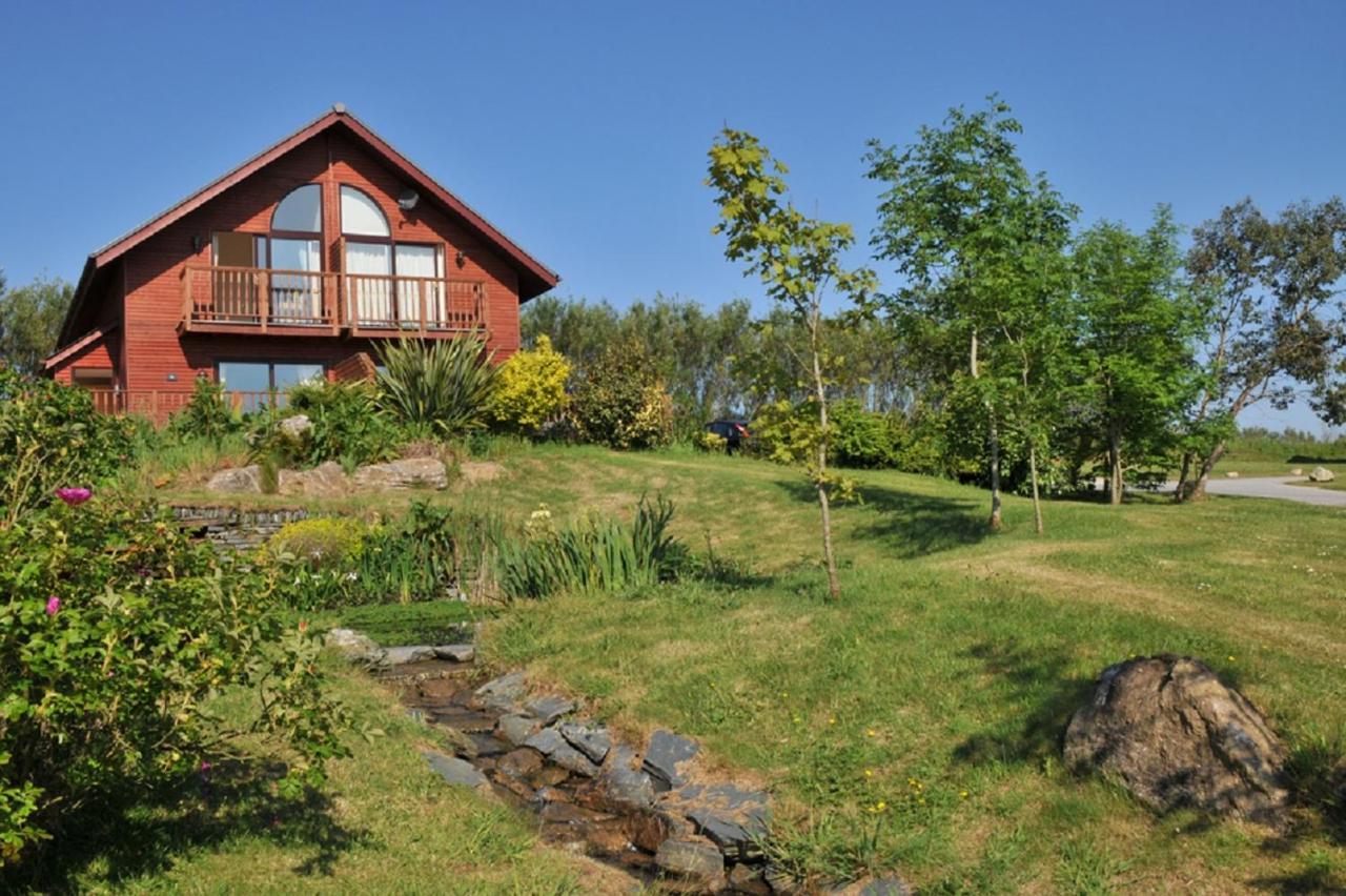 Retallack Resort & Spa Padstow Exterior foto A cottage in the village