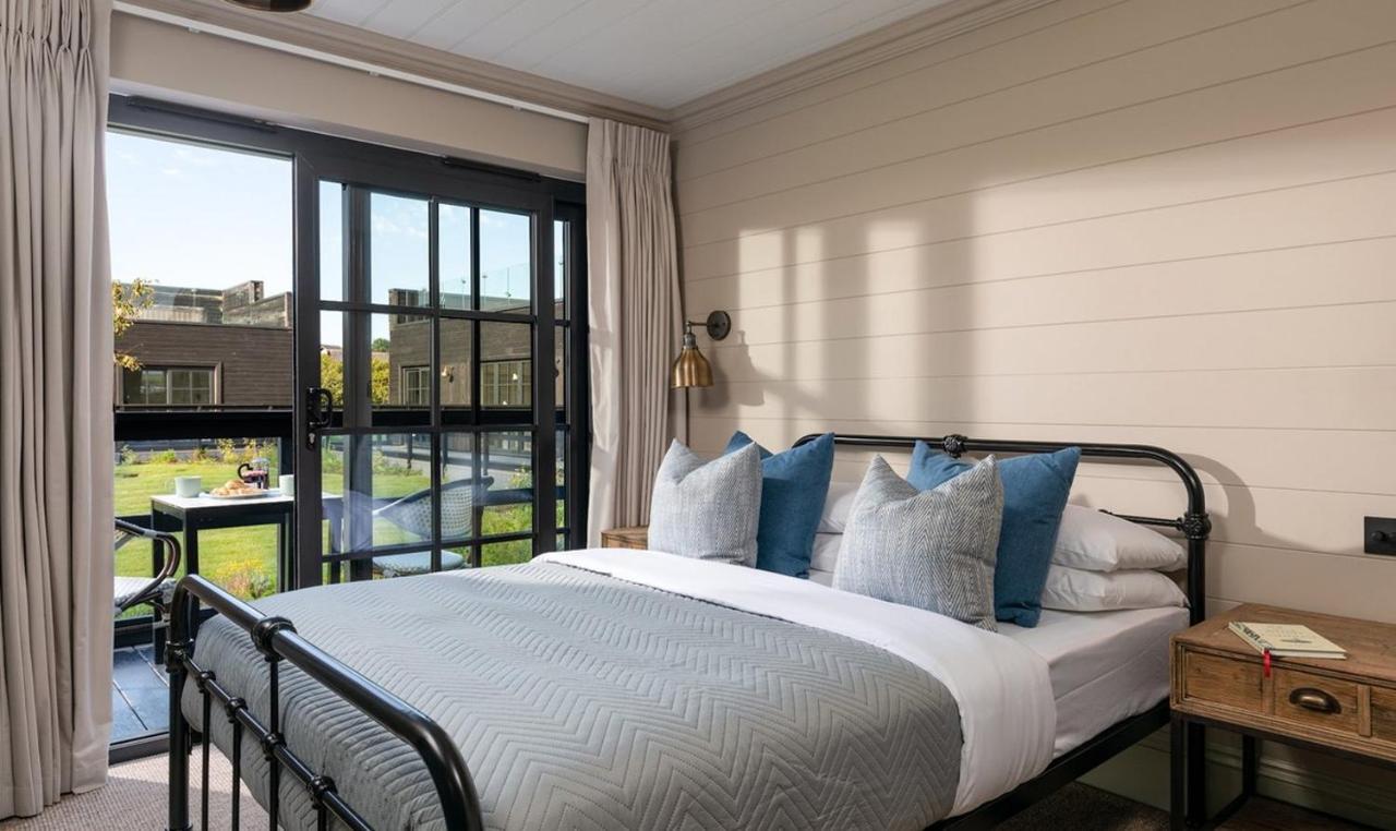 Retallack Resort & Spa Padstow Exterior foto A bedroom at the Hotel at Old Sugar Mill