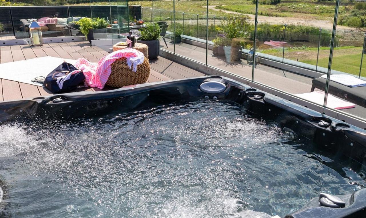 Retallack Resort & Spa Padstow Exterior foto A hot tub