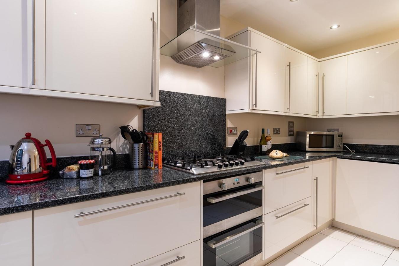 Retallack Resort & Spa Padstow Quarto foto A modern kitchen