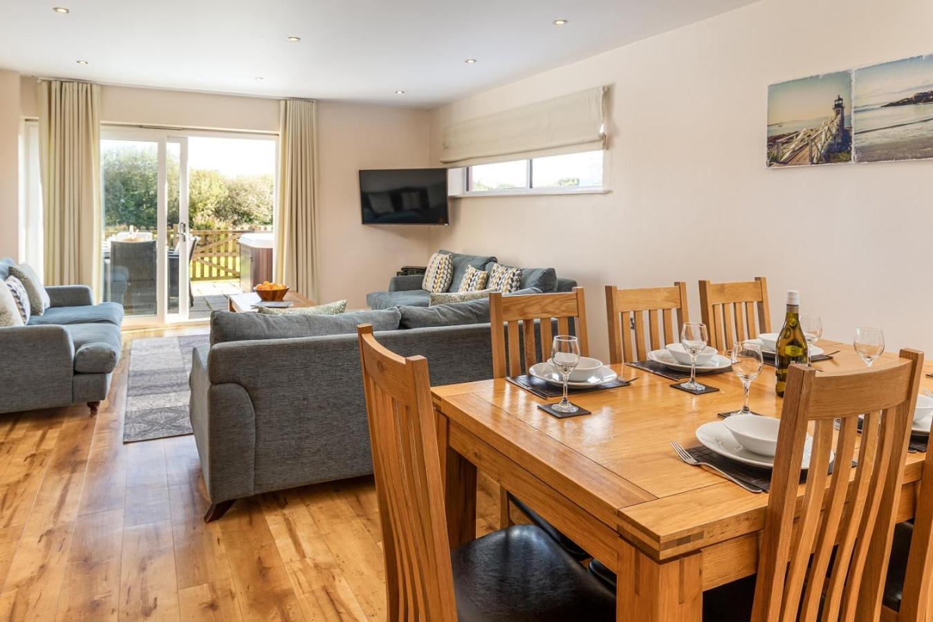 Retallack Resort & Spa Padstow Quarto foto The interior of a typical apartment