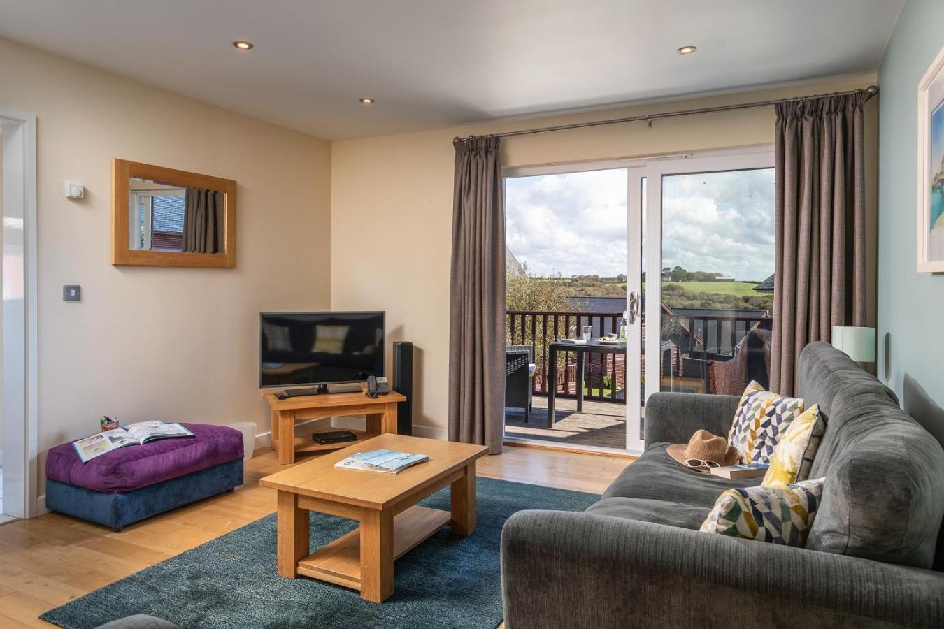 Retallack Resort & Spa Padstow Quarto foto A living room in a typical apartment